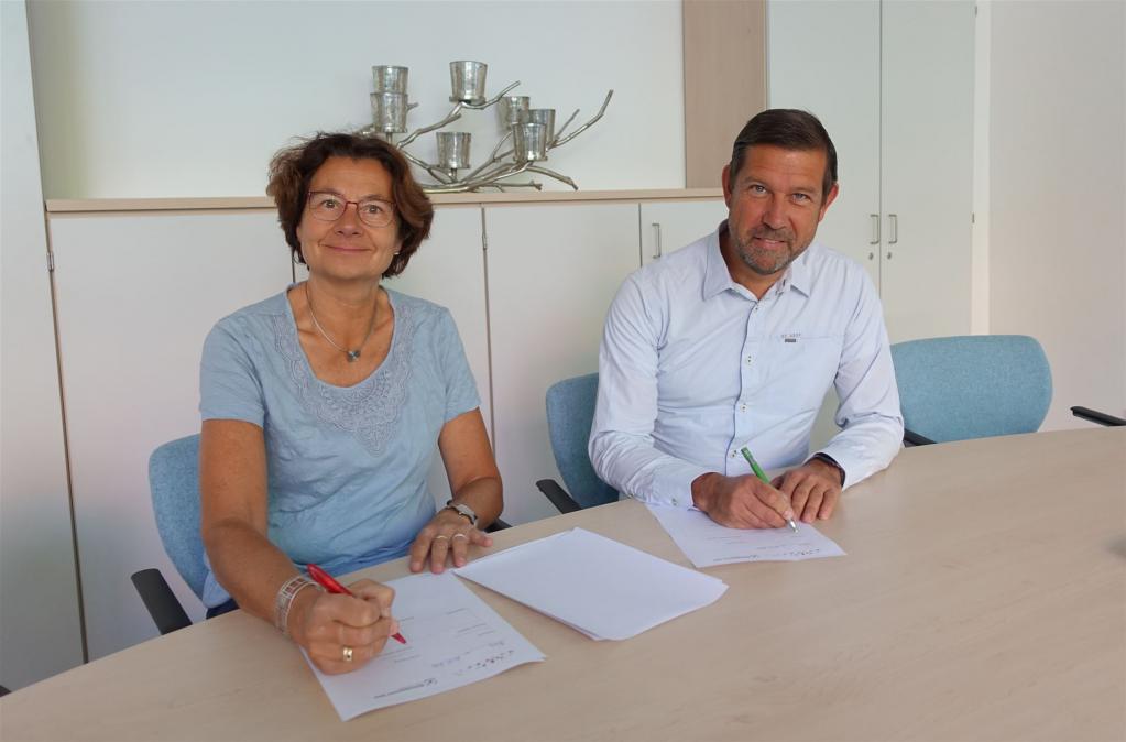 Kerstin Heim-Zülsdorf (Leitung des Liz) und Schulleiter Jörg Fitzian unterzeichnen den Kooperationsvertrag.